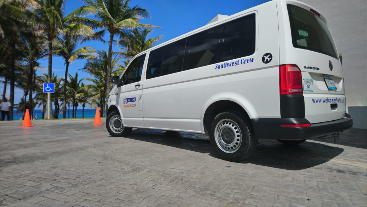 <p>Todas as nossas unidades possuem rastreamento por GPS, motoristas qualificados, seguro viagem.</p><p>Monitoramos seu voo para evitar atrasos e oferecemos as melhores tarifas online.</p><p> Nosso principal objetivo é garantir sua segurança e conforto, é por isso que todos os nossos serviços de Transfers Cancun são fornecidos por motoristas profissionais e bilíngues, que o levarão de maneira rápida e econômica do aeroporto ao seu hotel ou Airbnb em Cancun</ p><p>Todos os nossos Transfers Cancun incluem o serviço de monitoramento de voo, isso nos avisará se seu voo está atrasado ou adiantado, e esteja preparado no momento de sua chegada para deixar o aeroporto assim que estiver pronto.</ p><p>Desfrute de um serviço profissional de Transporte em Cancun, a bordo de um dos veículos que temos à sua disposição, minuciosamente inspecionados para sua segurança, todos de modelos recentes e com espaço suficiente para o seu conforto.</p><p>Deixe seu serviço de transporte em Cancun em nossas mãos e mime-se com a experiência mais incrível de Cancun Transfers da Welcomeshuttle.</p>