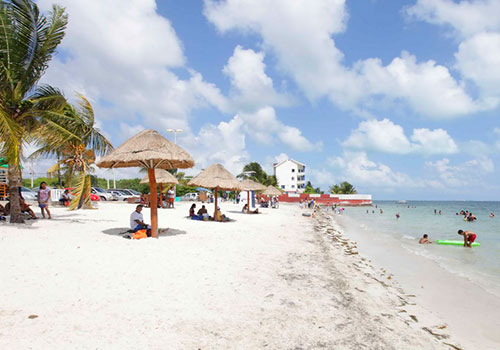 Puerto Juárez war vor der Gründung der Stadt Cancún der Hauptstandort der ursprünglichen Bevölkerung des Gebiets und war von 1960 bis 1990 ein separater Standort, als es als solcher abgeschafft und als einer der Bezirke von Cancún eingemeindet wurde.