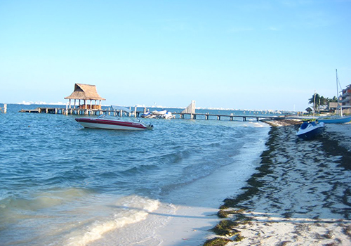 Gran Puerto ist der Fährhafen in Puerto Juárez. Es dient als Hauptverbindung zur Isla Mujeres, einer Insel, die etwa 10 km von Puerto Juárez und Cancún entfernt liegt. Die reguläre Fähre verkehrt zweimal pro Stunde mit der Hochgeschwindigkeitsfähre Ultramar. Das Fährterminal verfügt über zwei Linien für Ultramar-Passagiere, Toiletten, ein Parkhaus, einen Supermarkt und einen Ticketverkaufsbereich.