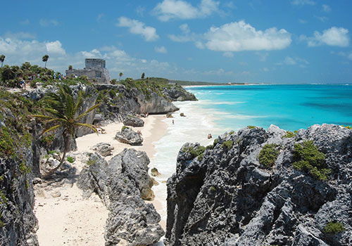 Tulum es conocido principalmente por sus ruinas, que impactan una imagen impresionante al lado del mar. El sitio es notable por un pequeño cenote y una hermosa playa debajo de los acantilados cargados de ruinas. El sitio de Tulum es una de las pocas ciudades amuralladas construidas por los mayas. Estas paredes están ubicadas en solo tres lados del asentamiento ya que el océano protege las fronteras orientales.