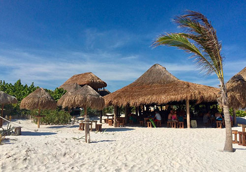 Una visita a las Ruinas de Tulum es una forma de investigar más a fondo la cultura maya. La ciudad y la playa son maravillosas, existen excursiones de un día a la zona, al menos que haya decidido quedarse en uno de los hoteles frente al mar.
